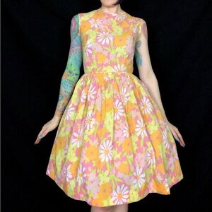 Vintage 1950s 1960s Pastel Floral Daisy Print Fit and Flare Day Party Dress Smal